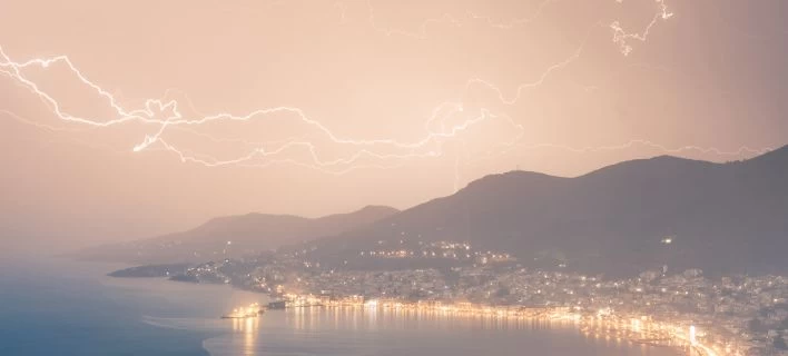 «Αραβική νύχτα» στη Σάμο -Μοναδικά στιγμιότυπα από το σπάνιο φαινόμενο (εικόνες,βίντεο)